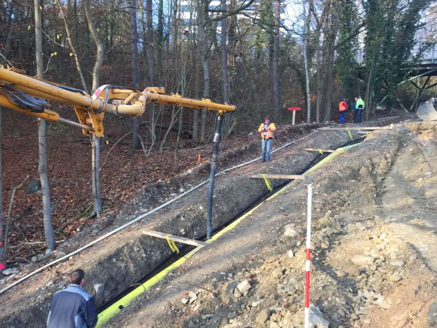 Pumpenschlauch wandert hangaufwärts - lagenweise Verfüllung der Leitungszone