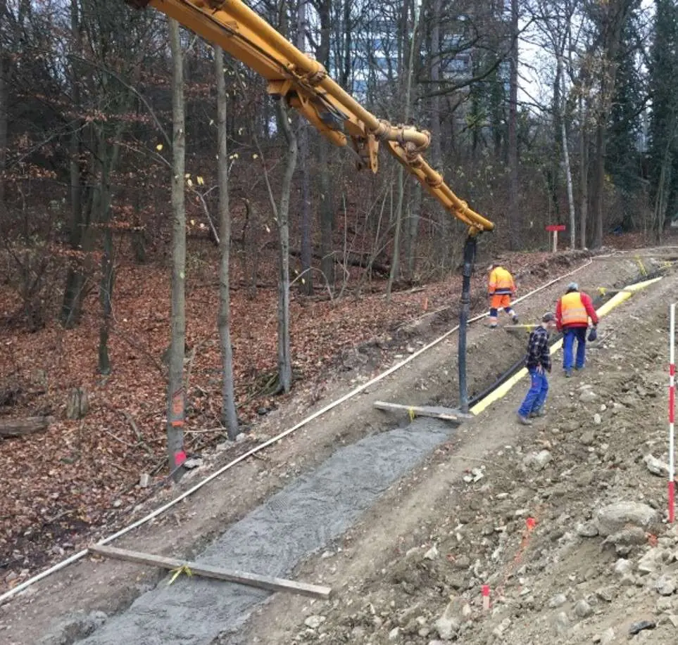 Verfüllter Hangabschnitt mit Betonpumpe Dokumentationsbild