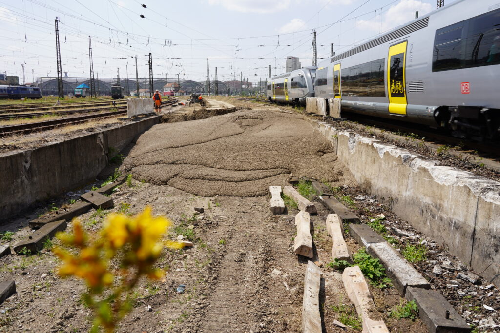 Flüssigbdoen tritt aus einem damit verfüllten Tunnel hervor.