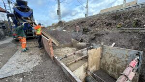 04_Verfüllung Flüssigboden am Bahndamm