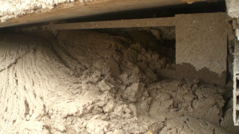Frisch eingebauter Flüssigboden bei Tunnelverfüllung – plastischer Zustand, gute Flankenanbindung erkennbar
