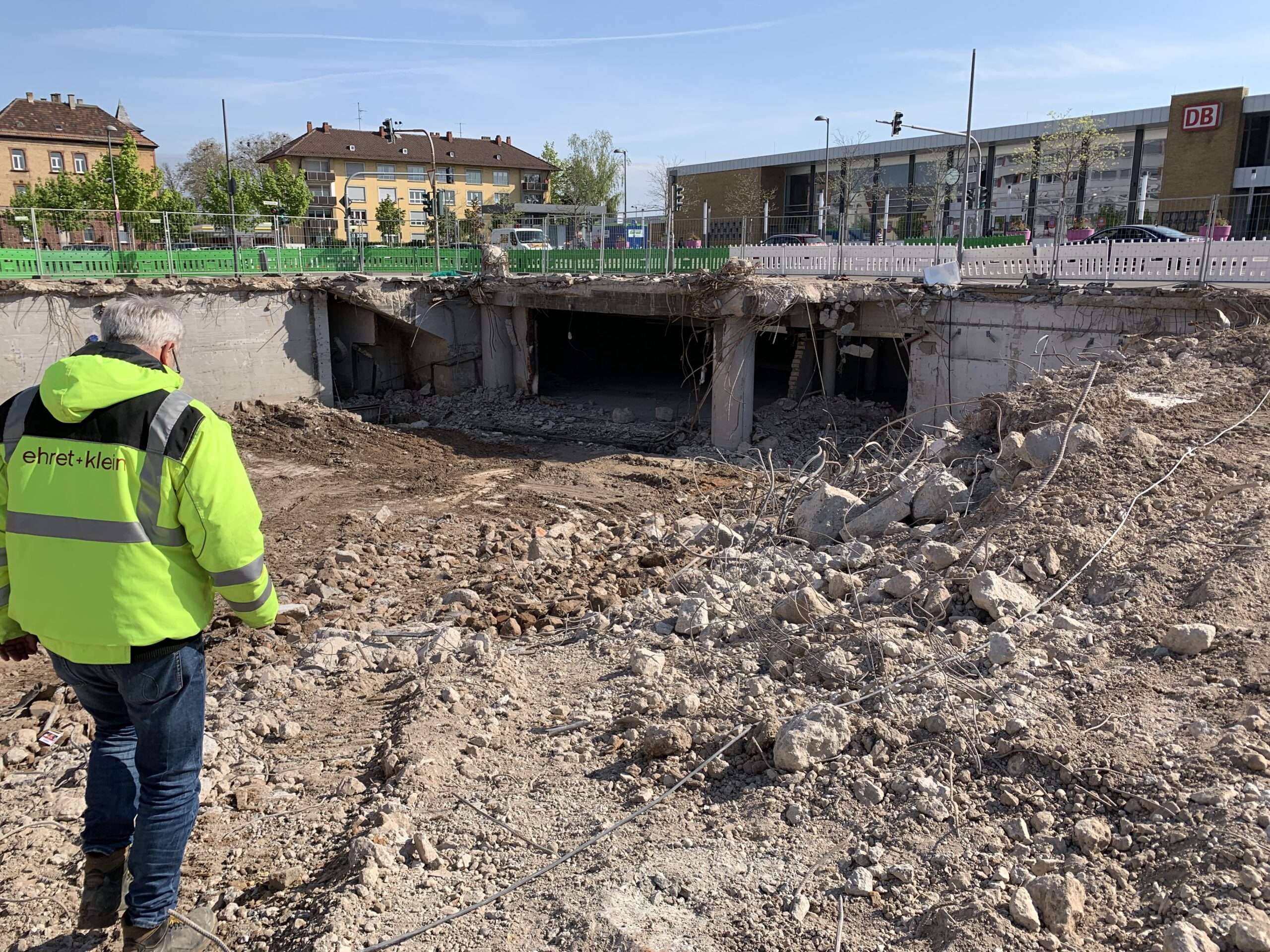 Beim Begehen des Geländes vor der Tunnelverfüllung prüft der Fachbauleiter die Tieflage und Zugänglichkeit als Voraussetzung für den Einsatz von Flüssigboden