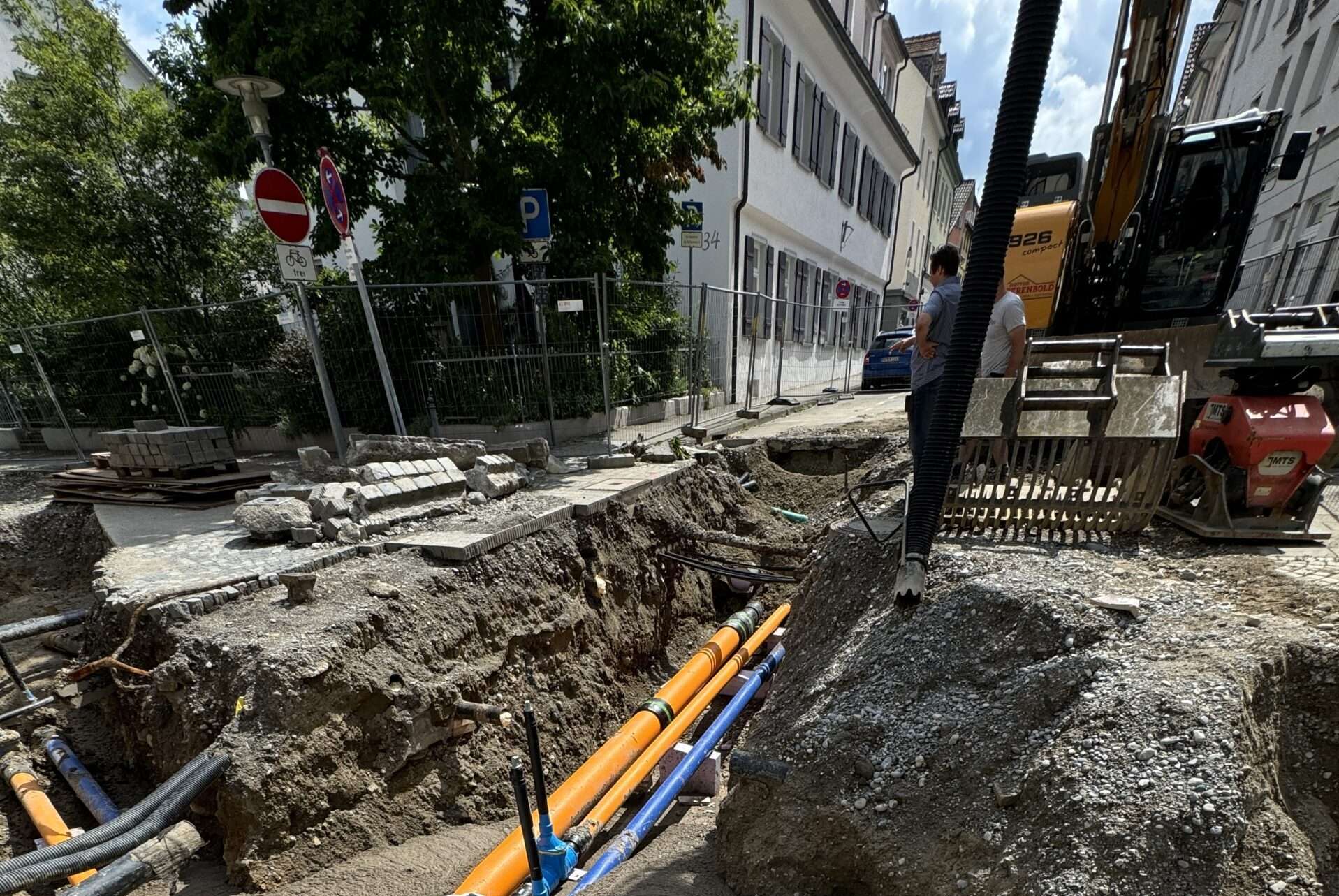 Verfüllung Flüssigboden in Baugrube mit Leitungen