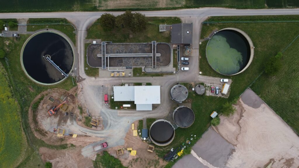 Drohnenaufnahme der Baustelle Bodenwerder, zwei Klärwerke