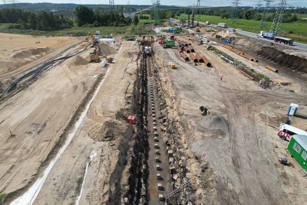 Abschnittweises Verlegen eines großen Rohres (Gasleitung) in die Baugrube