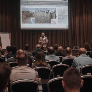 Geschäftsführer Wolf-Hagen Stolzenburg hält einen Vortrag beim Forum Wasserwirtschaft im Vordergrund sind die Teilnehmenden sitzend zu sehen