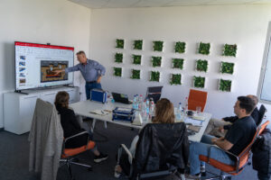 Besprechung: Olaf Stolzenburg zeigt den Vertretern der Berliner Wasserbetriebe etwas auf dem Bildschirm