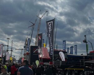 Gang über den Außenbereich der Bauma