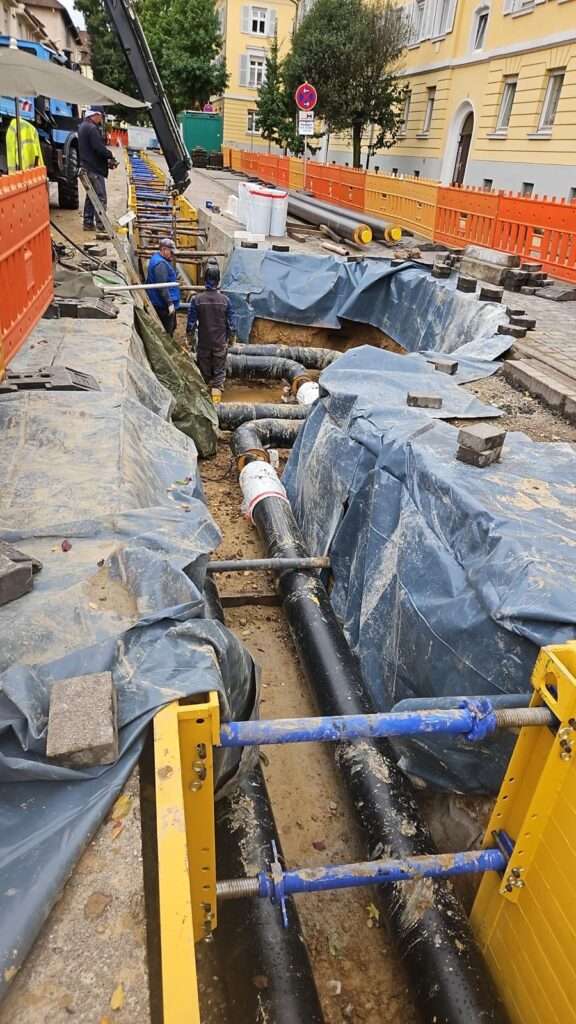 Arbeiten am Dehner in ausgehobenen Graben vor Flüssigbodenverfüllung