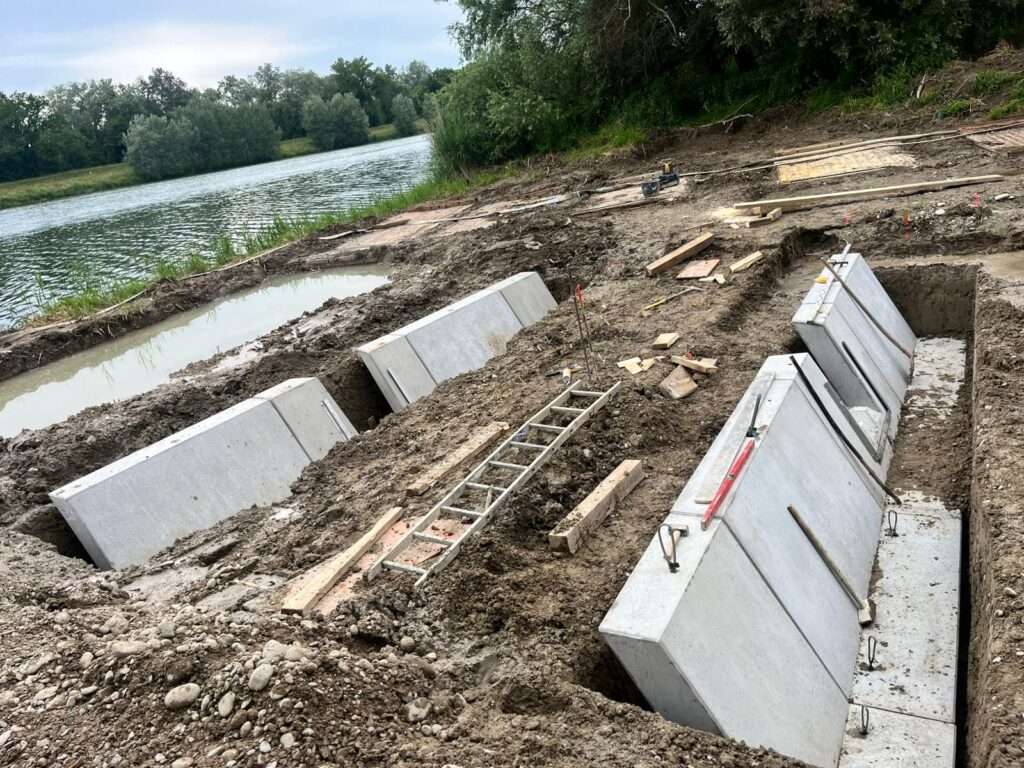 Montagephase der Betonelemente als Hochwasserschutz im Geoponton