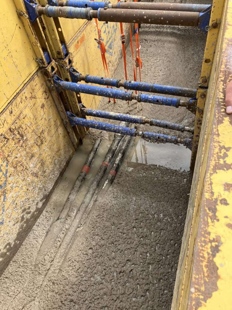 Weitere Verfüllung Hochspannungsleitung in Flüssigboden in Muffengrube