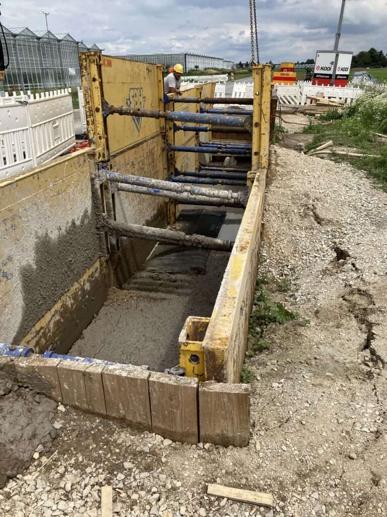 Aufbringen Trennschicht nach 1. Verfüllung Flüssigboden Muffengrube