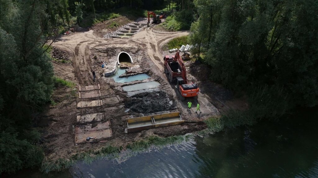 Rückverfüllung des Gewässerbetts mit Flüssigboden