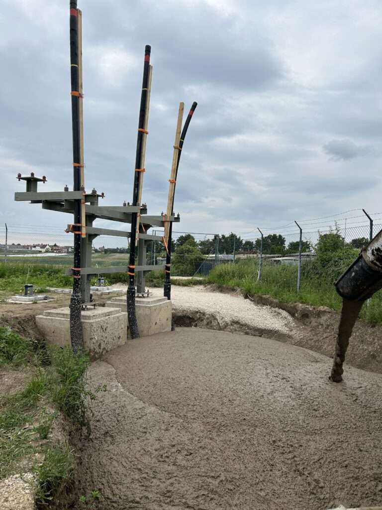 Verfüllung Hochspannungsleitung in Flüssigboden in Muffengrube bis GOK