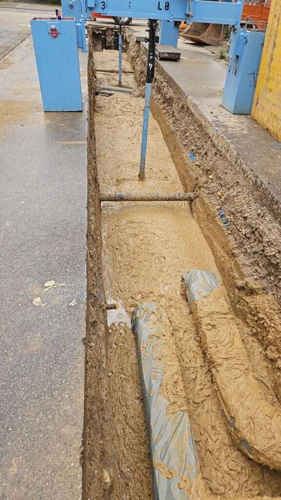 Verfüllung mit Flüssigboden in Trasse und Verfüllkeil