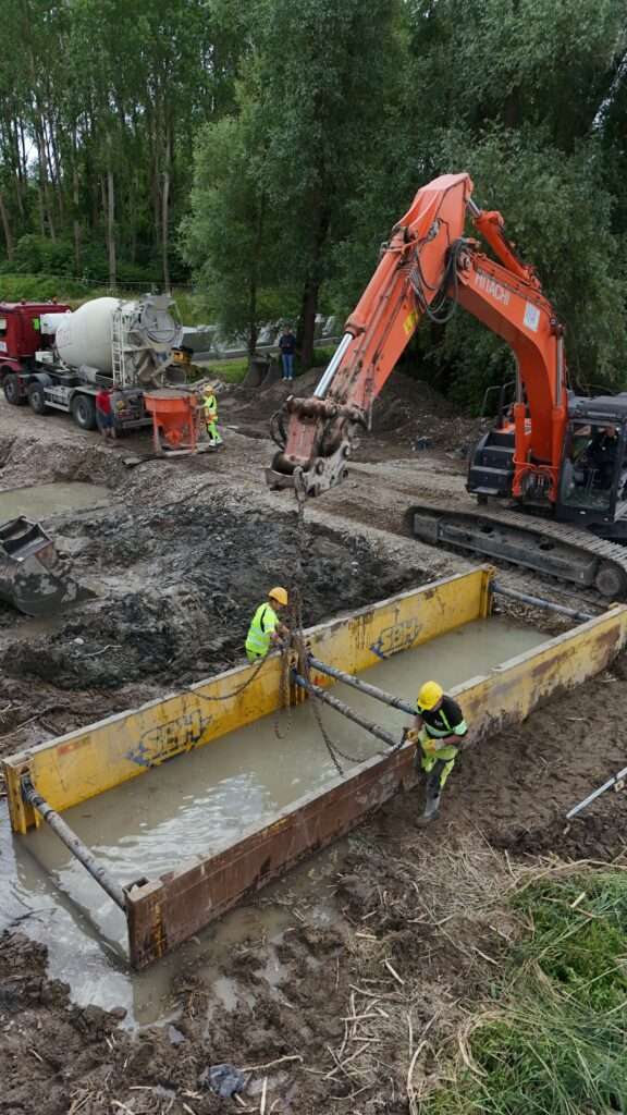 Ziehen der Verbauboxen und Umsetzen zum weiteren verfüllen