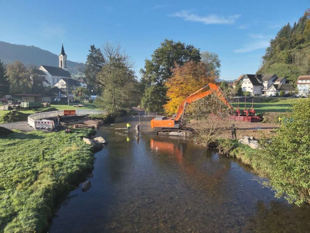 Platzieren erste Auftriebssicherungen vor Rohreinhub
