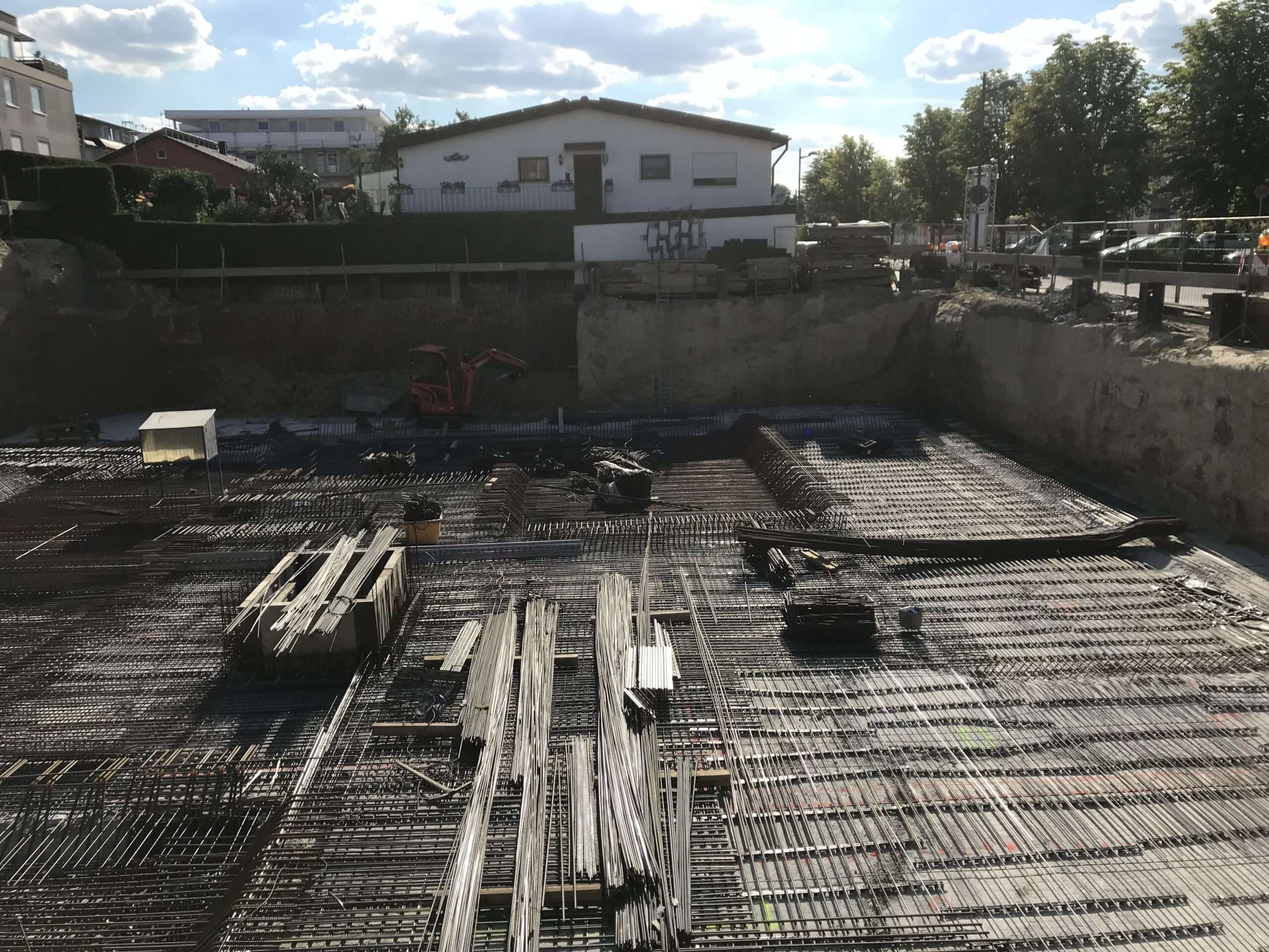 Armierungsarbeiten in Flüssigbodenbaugrube