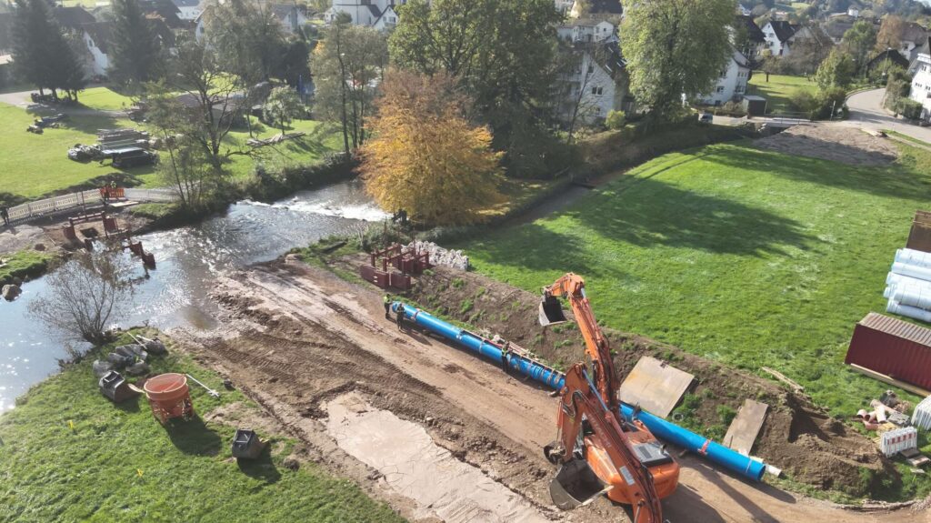 Aufnehmen vormontiertes Rohr vor Einhub