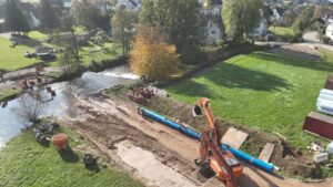 Aufnehmen vormontiertes Rohr vor Einhub