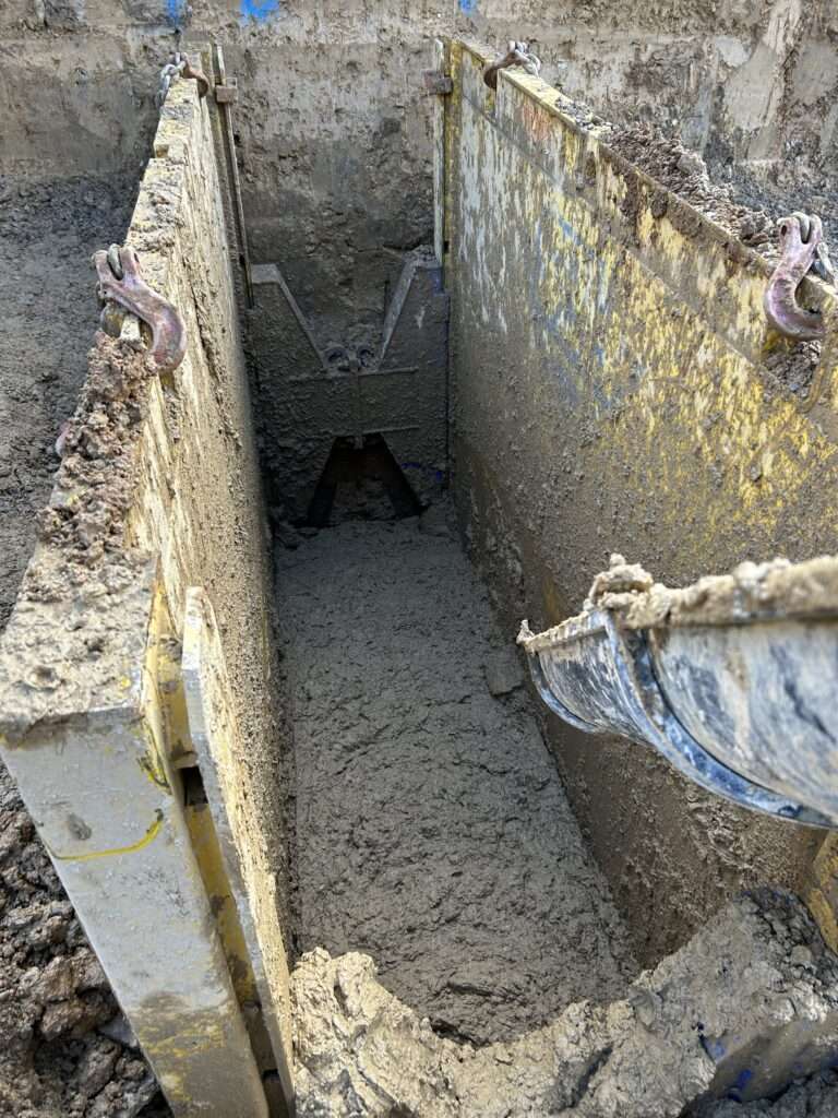 Verfüllen Verbauboxen mit RSS Flüssigboden aus örtlichem Material