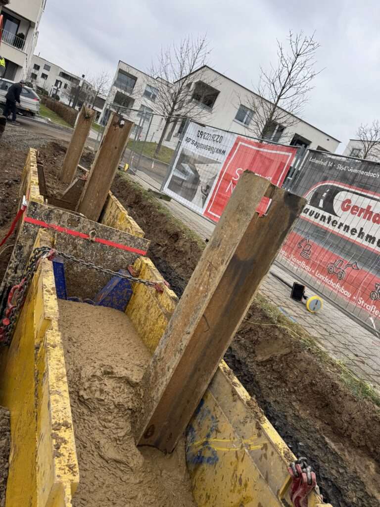 Verfüllte Verbauboxen mit Trennung mittels Stahlplatte dazwischen