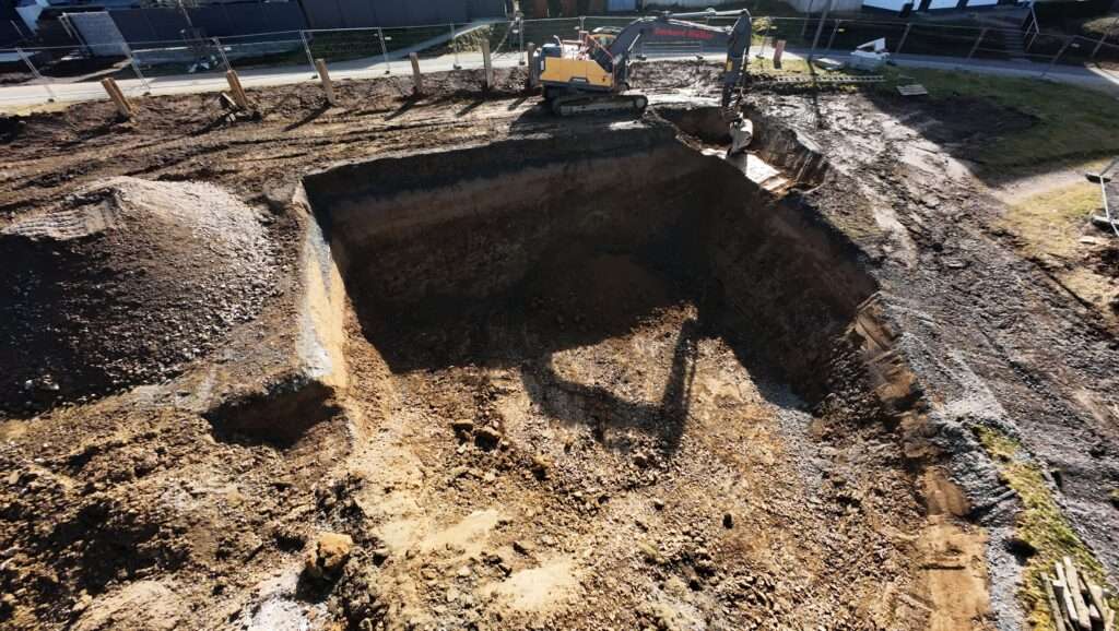 freigelegte Baugrube mit RSS Wand