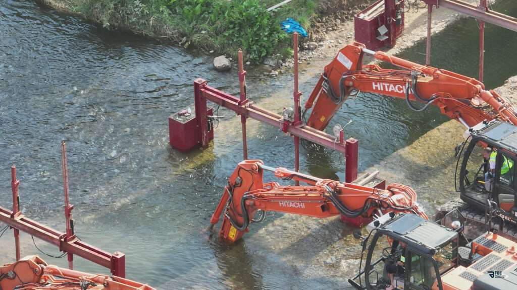 Absenken Rohre und Platzierung Auftriebssicherung in Flüssigboden Geoponton
