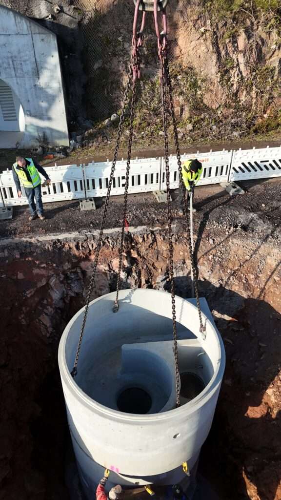 Einhub Wirbelfallschacht im wasserdichten Geoponton