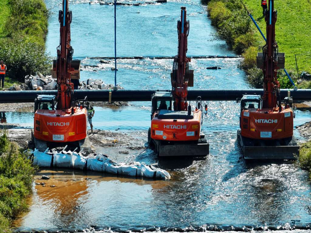 Einheben Trinkwasserleitung in Flüssigboden Geoponton