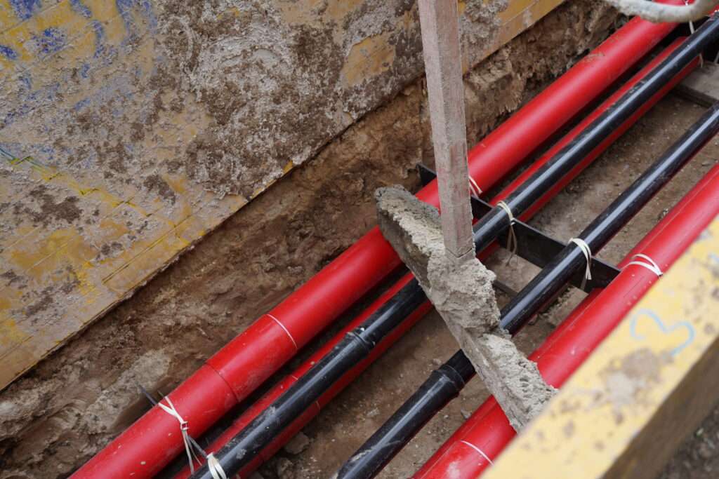 Gegen Auftrieb gesicerte Rohre im Flüssigboden