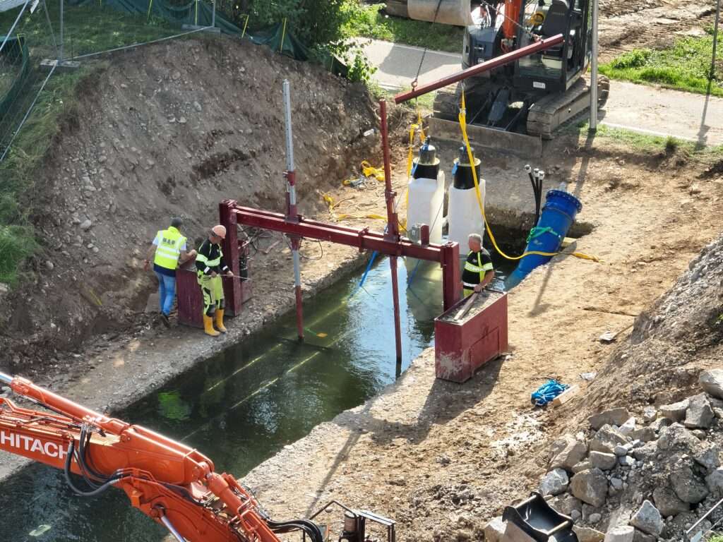 Eingesetzte Rohrverlegehilfen nach zur Auftriebssicherung