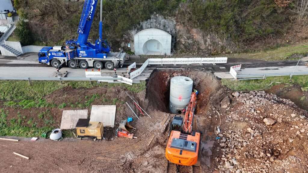 Gesetzter Schacht im wasserdichten Geoponton am Ende der Trasse der Gewässerquerung
