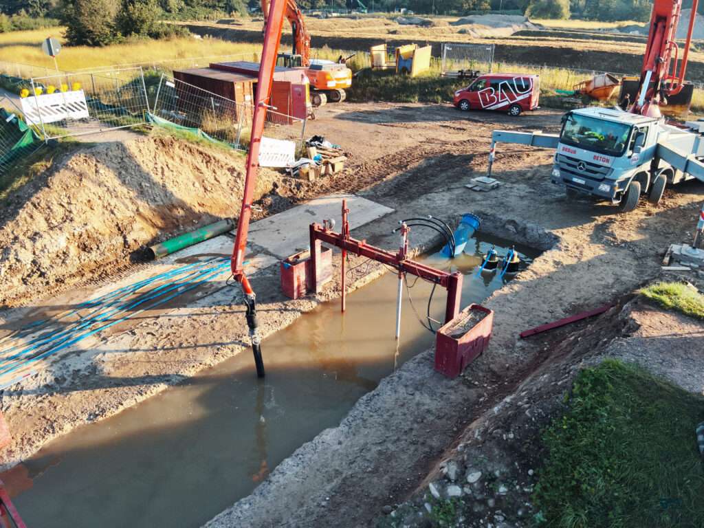 Zweitverfüllung Flüssigboden in Geoponton