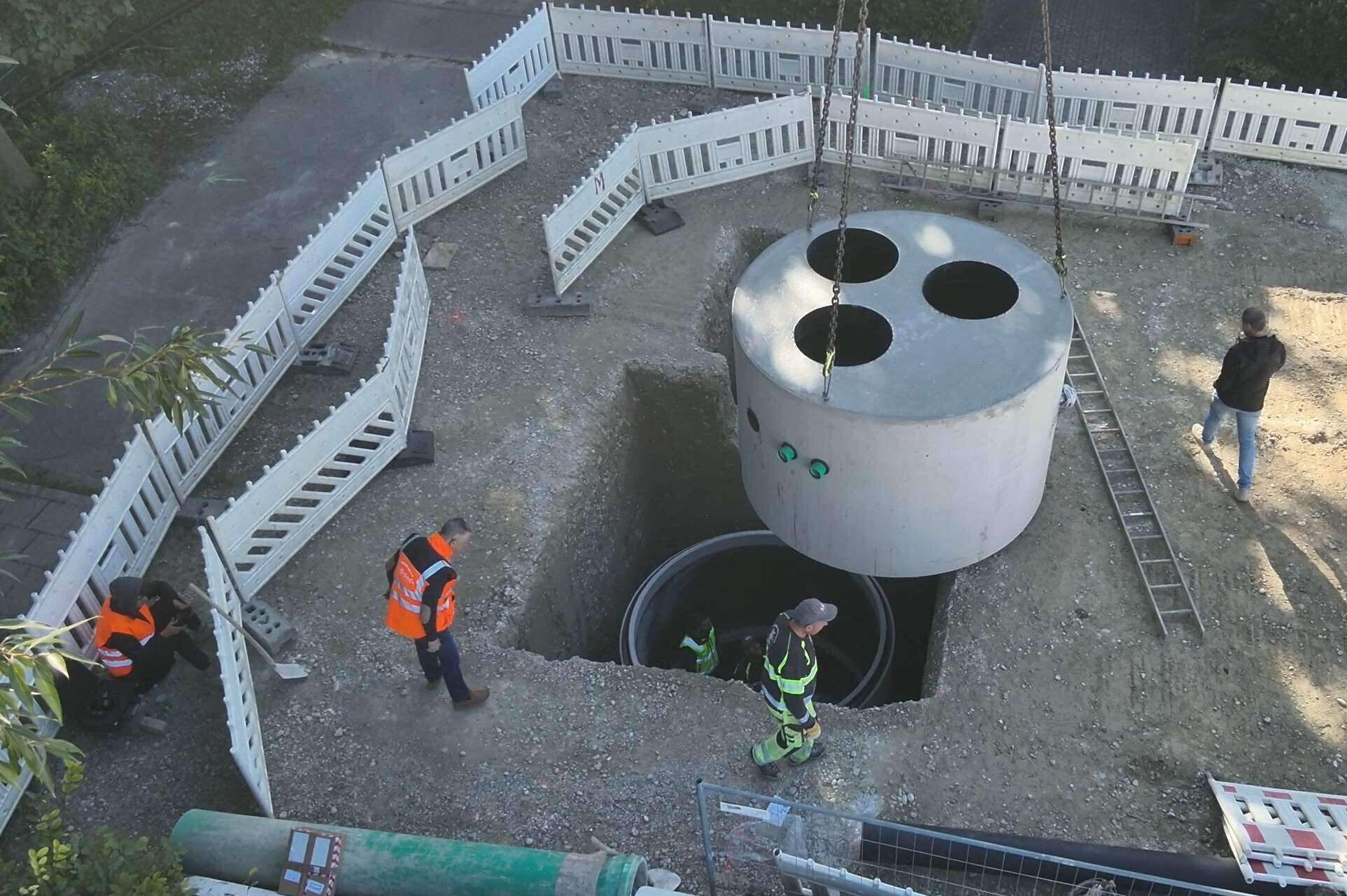 Einheben finaler Elemten in wasserdichter Flüssigbodenbaugrube