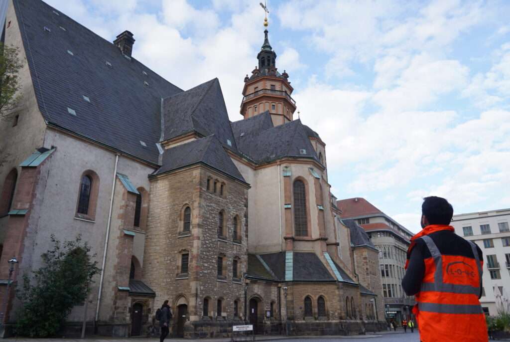 Bild der Nikolaikirche mit einem Angestellten von Flüssigboden Engineering