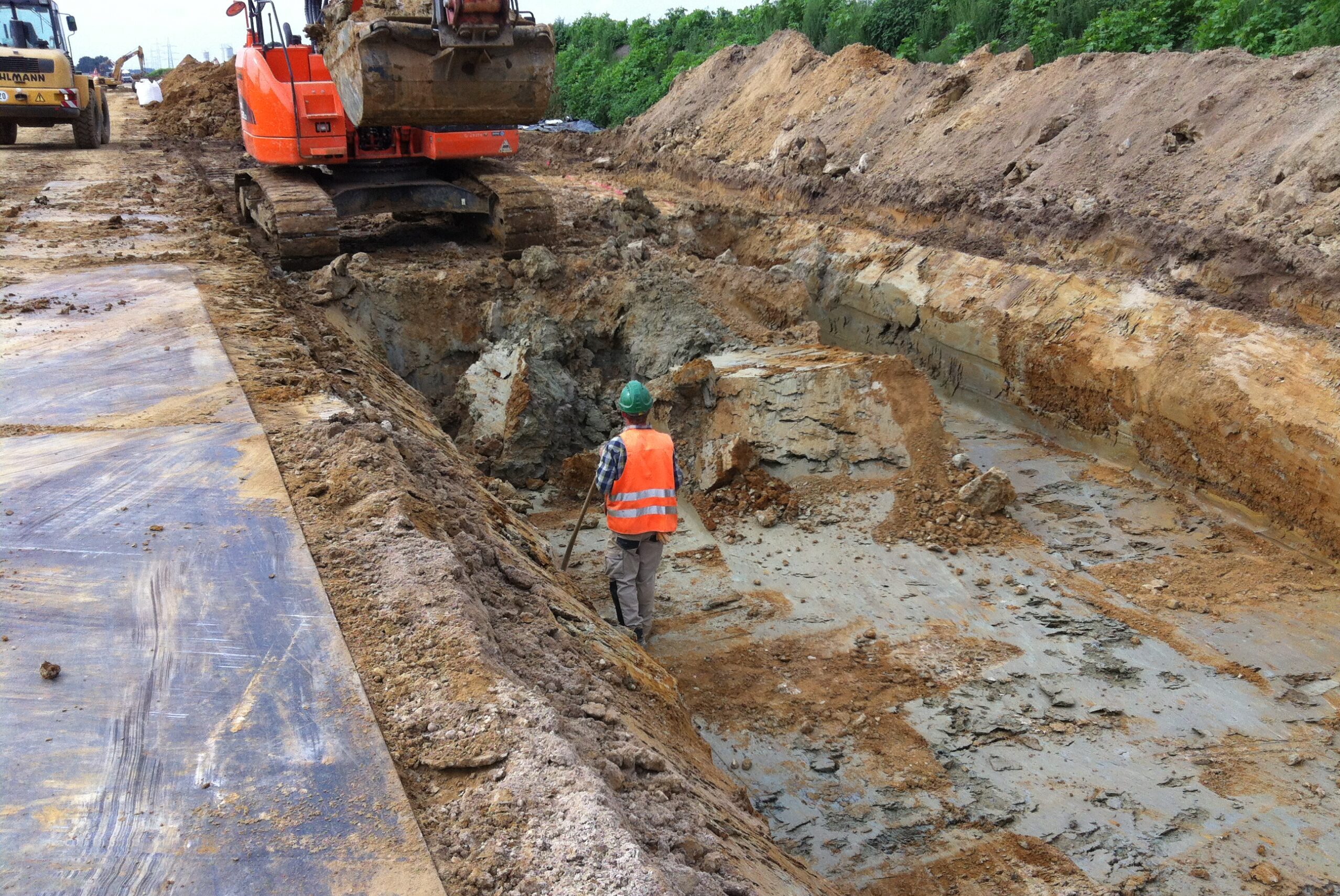 Aushub entlang der Trasse - Arbeit mit örtlichen Böden 380kV für Flüssigboden