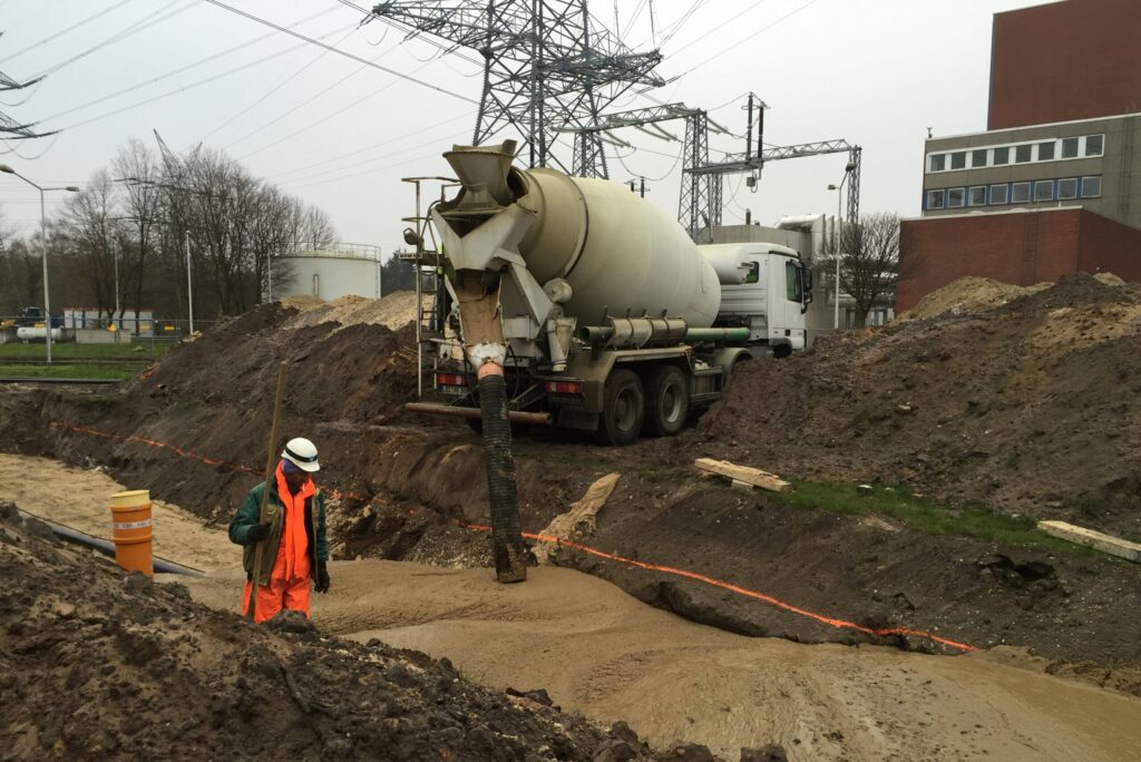 Verfüllung mit Flüssigboden aus dem Fahrmischer auf Trasse 110kV