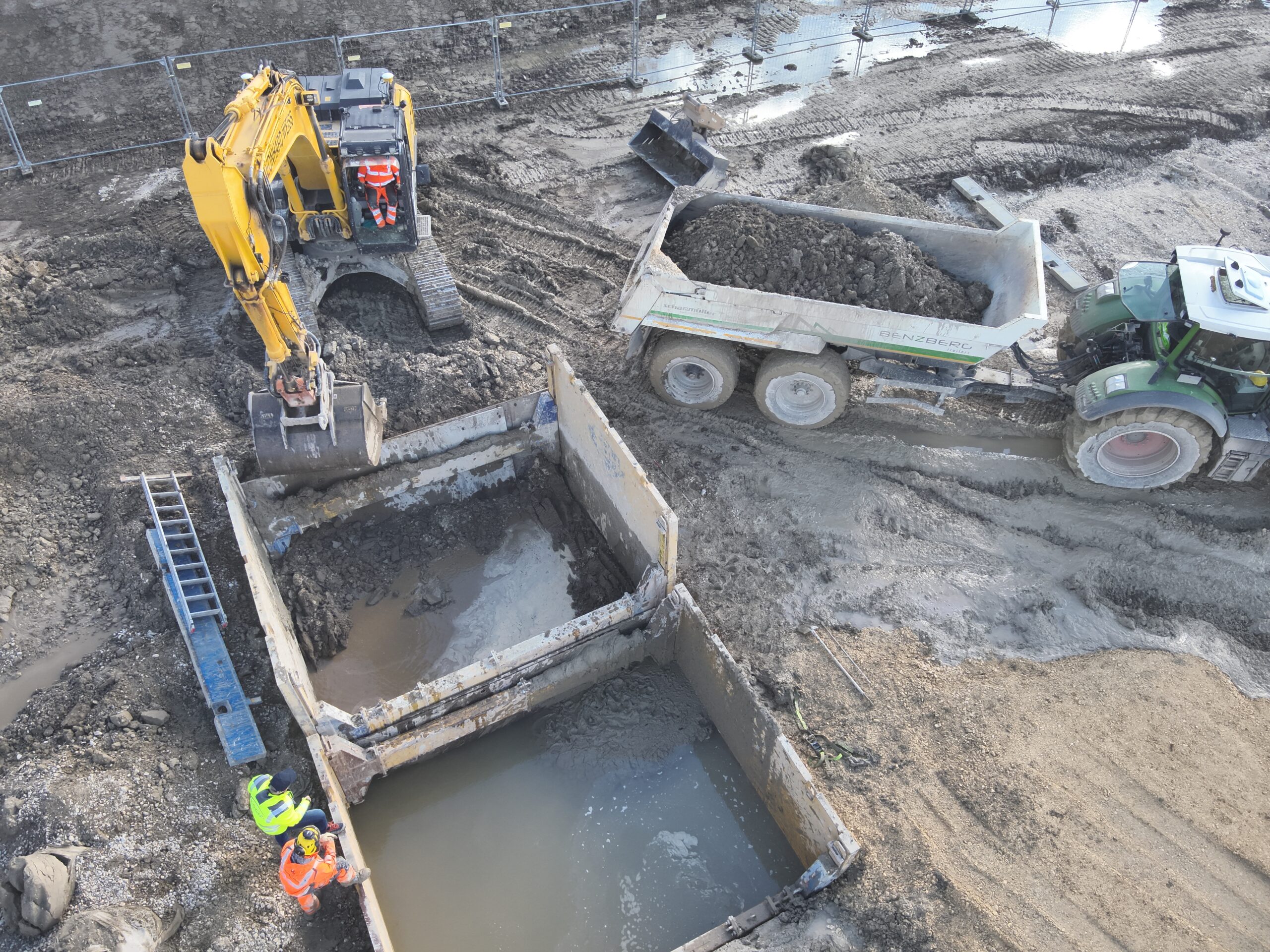 Ausheben unter Wasser und Setzen Verbauboxen für RSS Geoponton