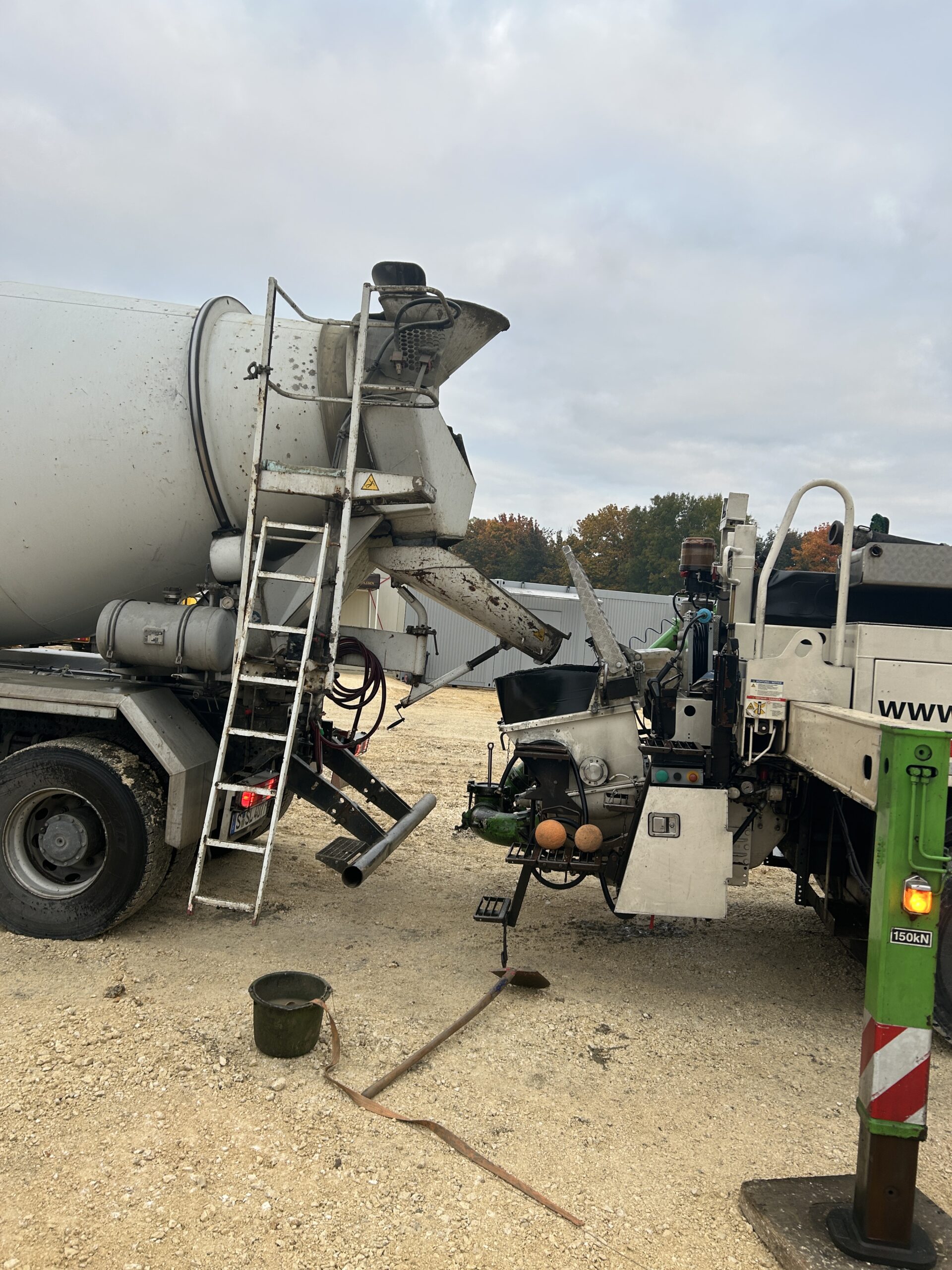 01 Übergabe Flüssigboden in Betonpumpe zum befüllen