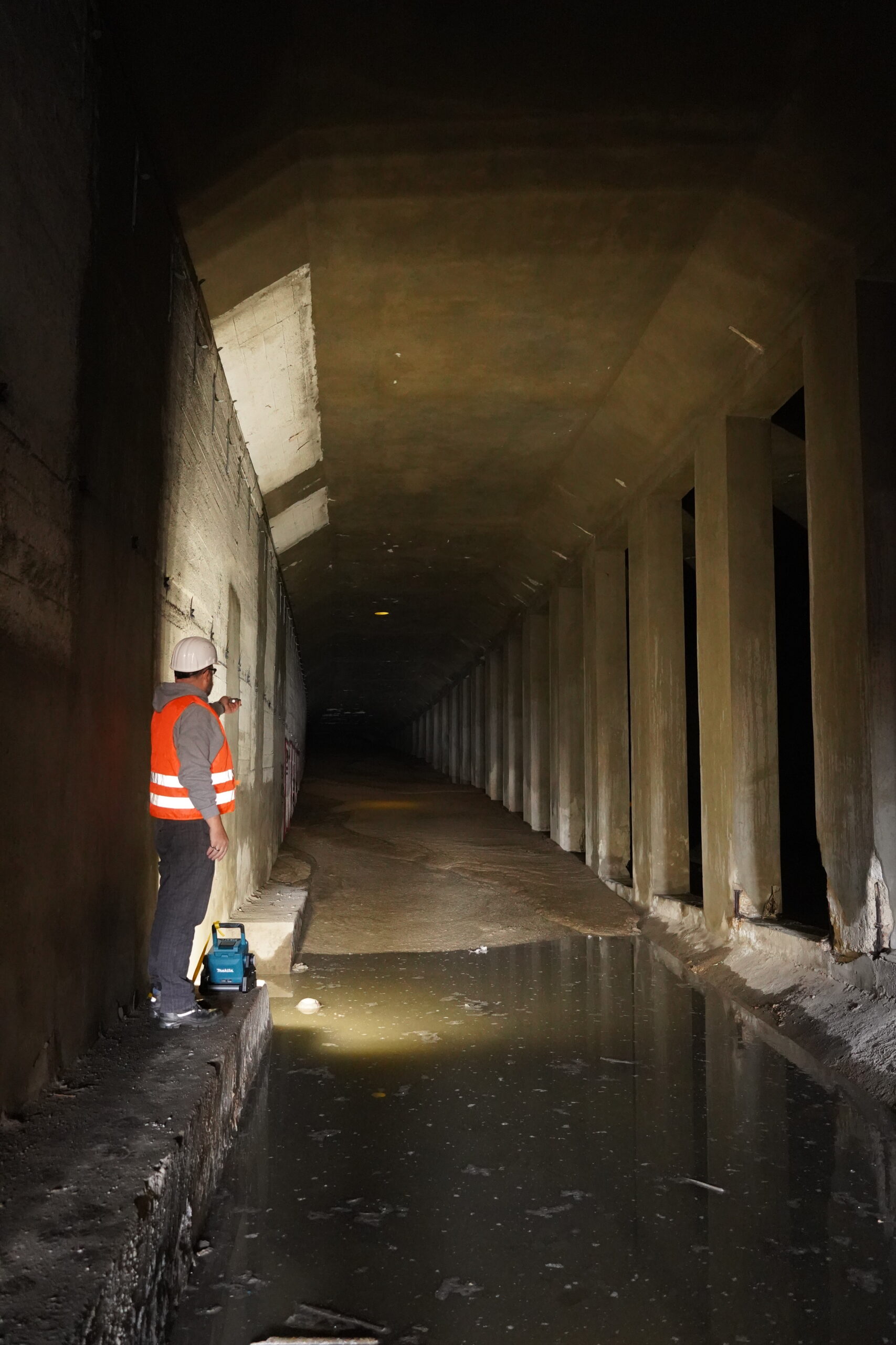 Verfüllung Flüssigboden verdrängt Wasser