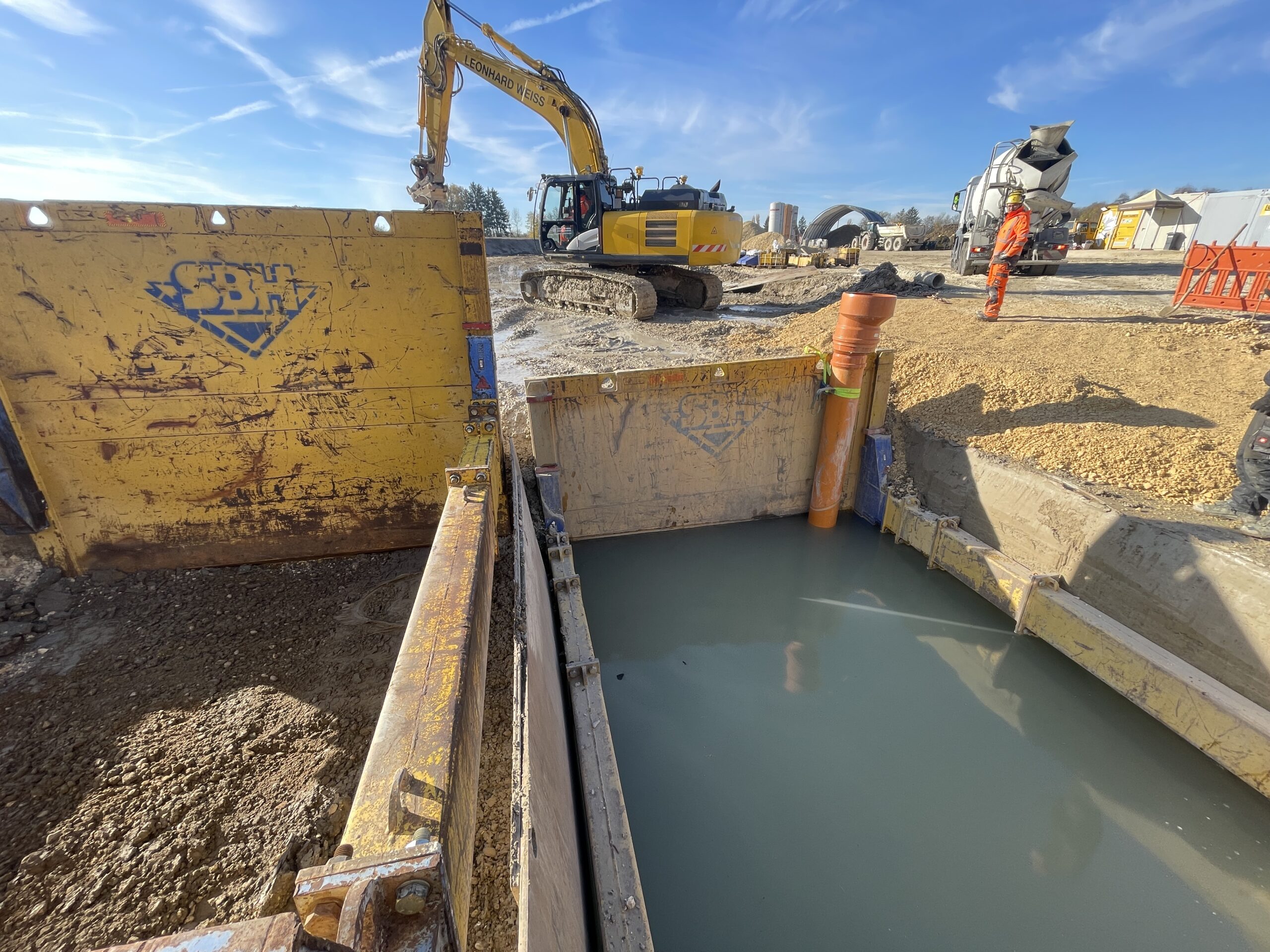 Herstellen der Keller mit Verbauboxe Aushub im Wasser Verfüllung