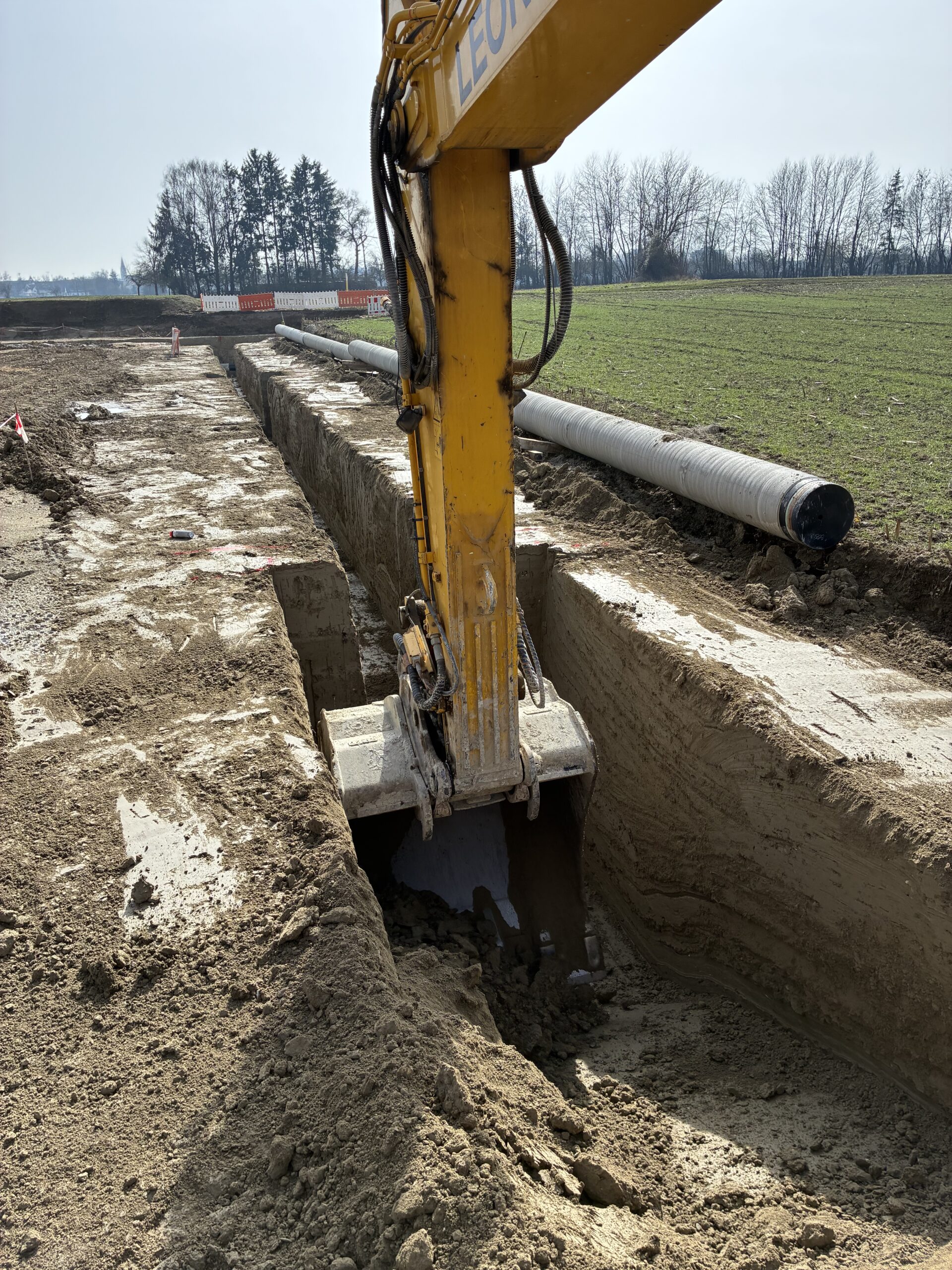 Beginnender Zweitaushub für wasserdichte Baugrube