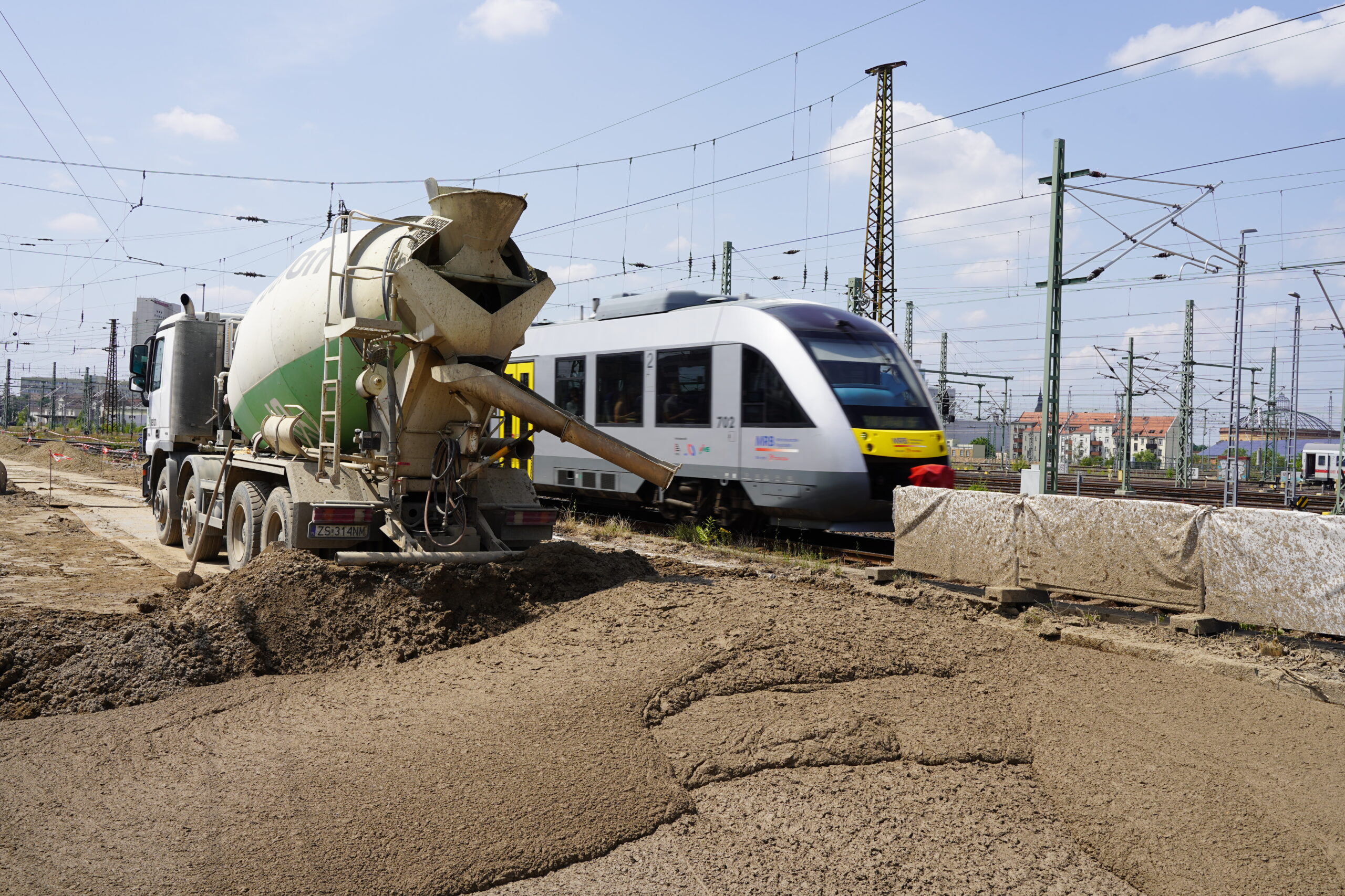 Vollständige Verfüllung Flüssigboden mit Zugverkehr