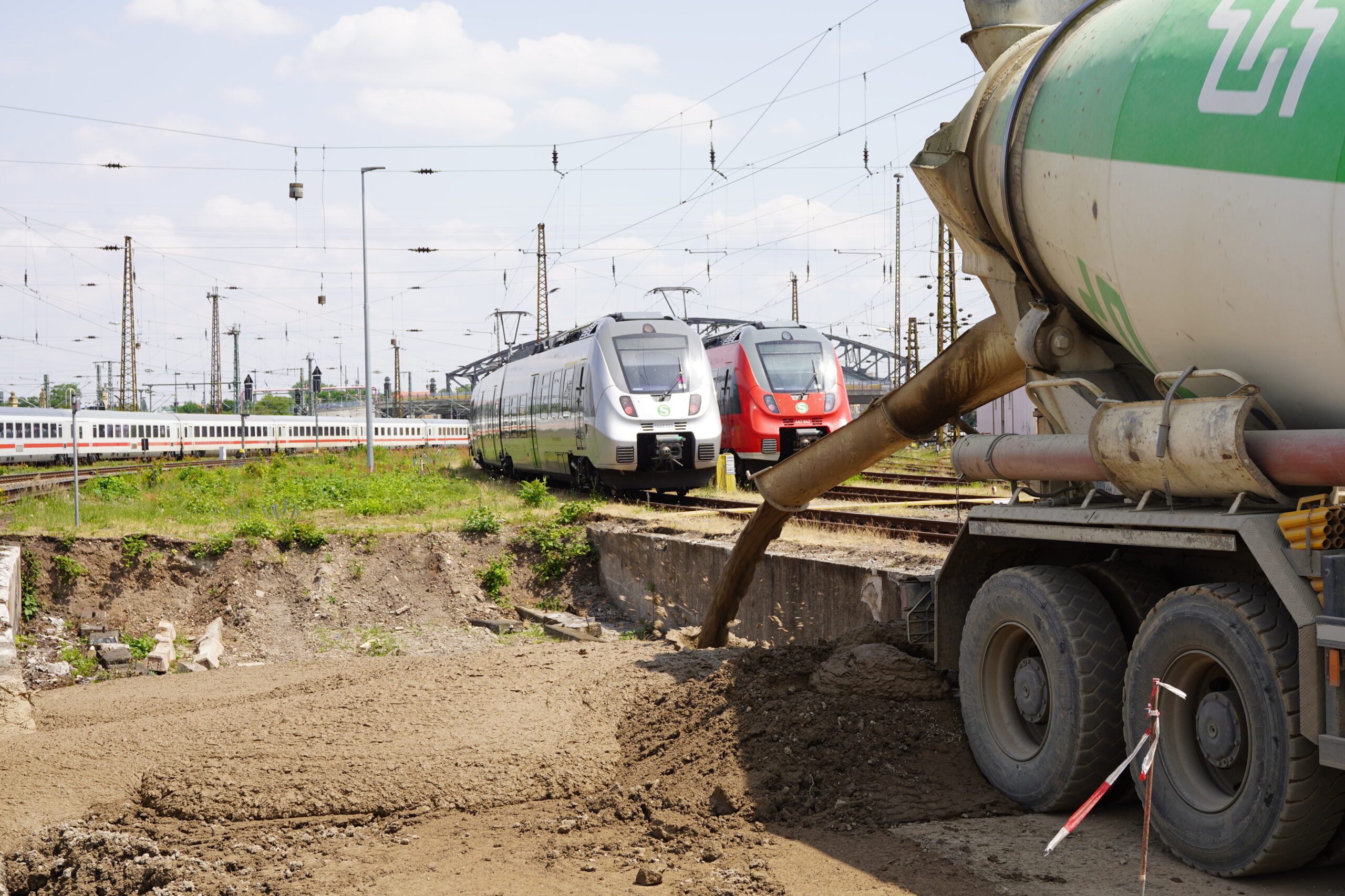 Vollständige Verfüllung Flüssigboden mit Zugverkehr