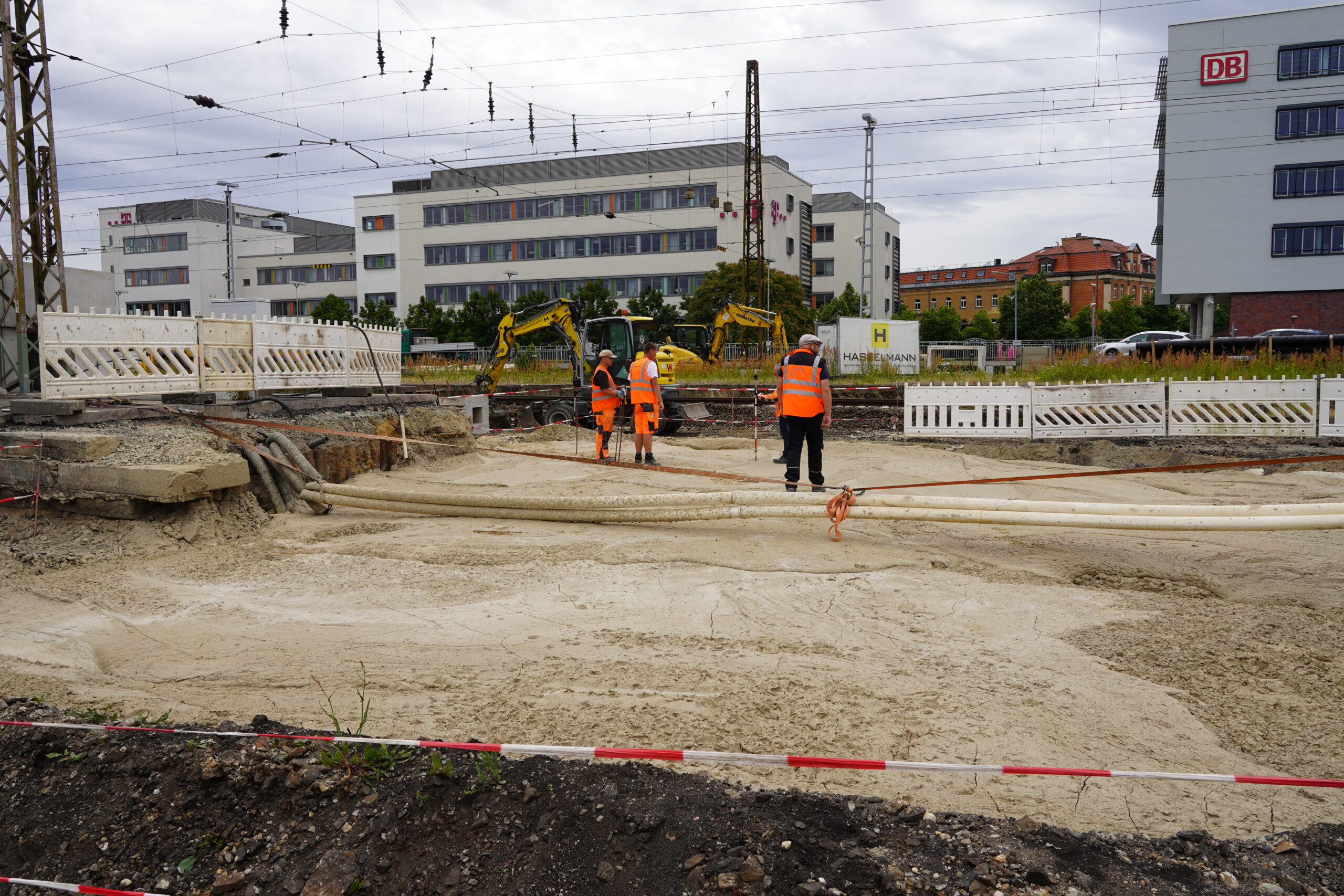 Verfüllte Bombentreffer Flüssigboden vor Gleisaufbau