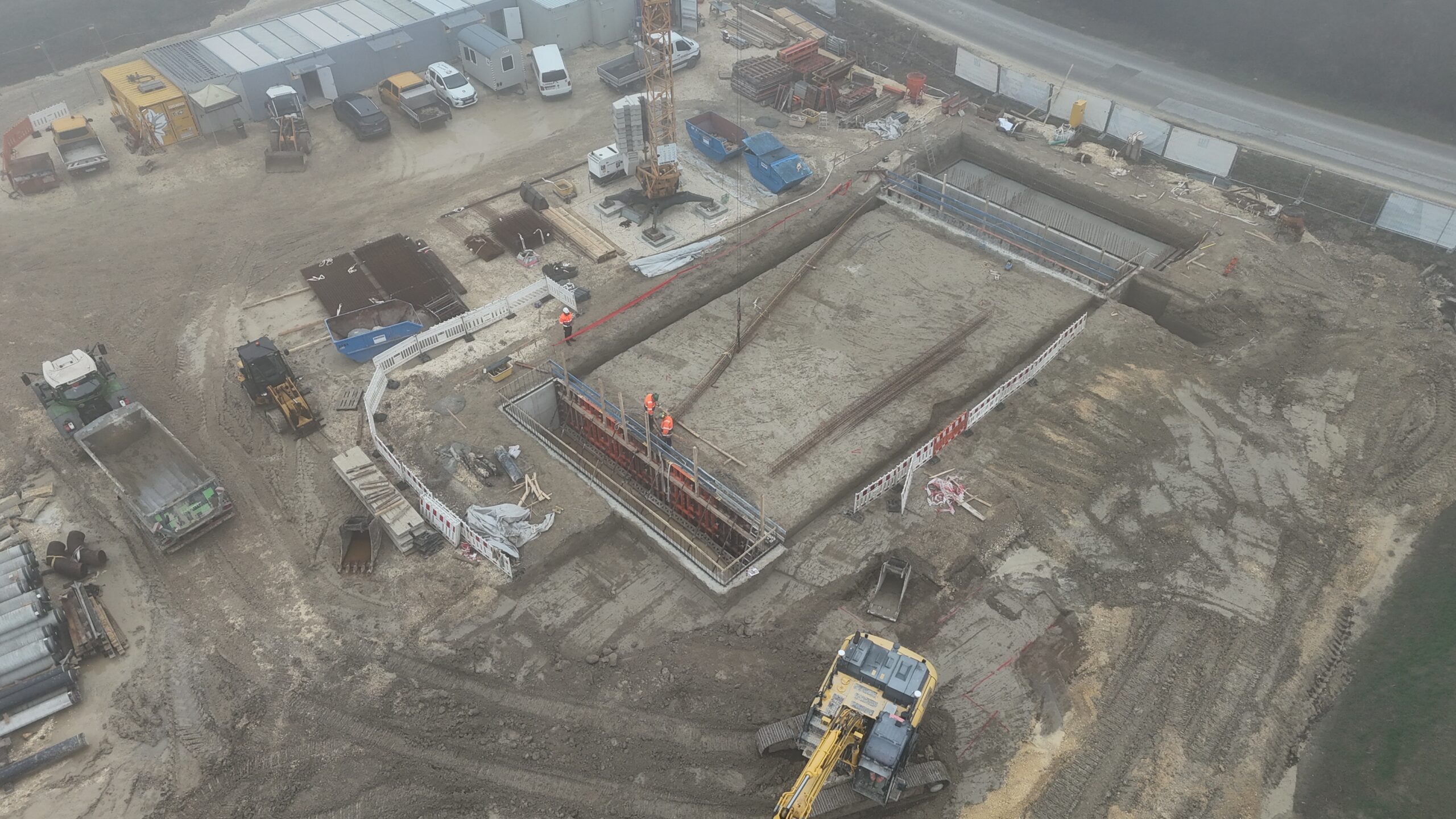 Voranschreiten Arbeiten Rohbau in Flüssigbodenbaugruben