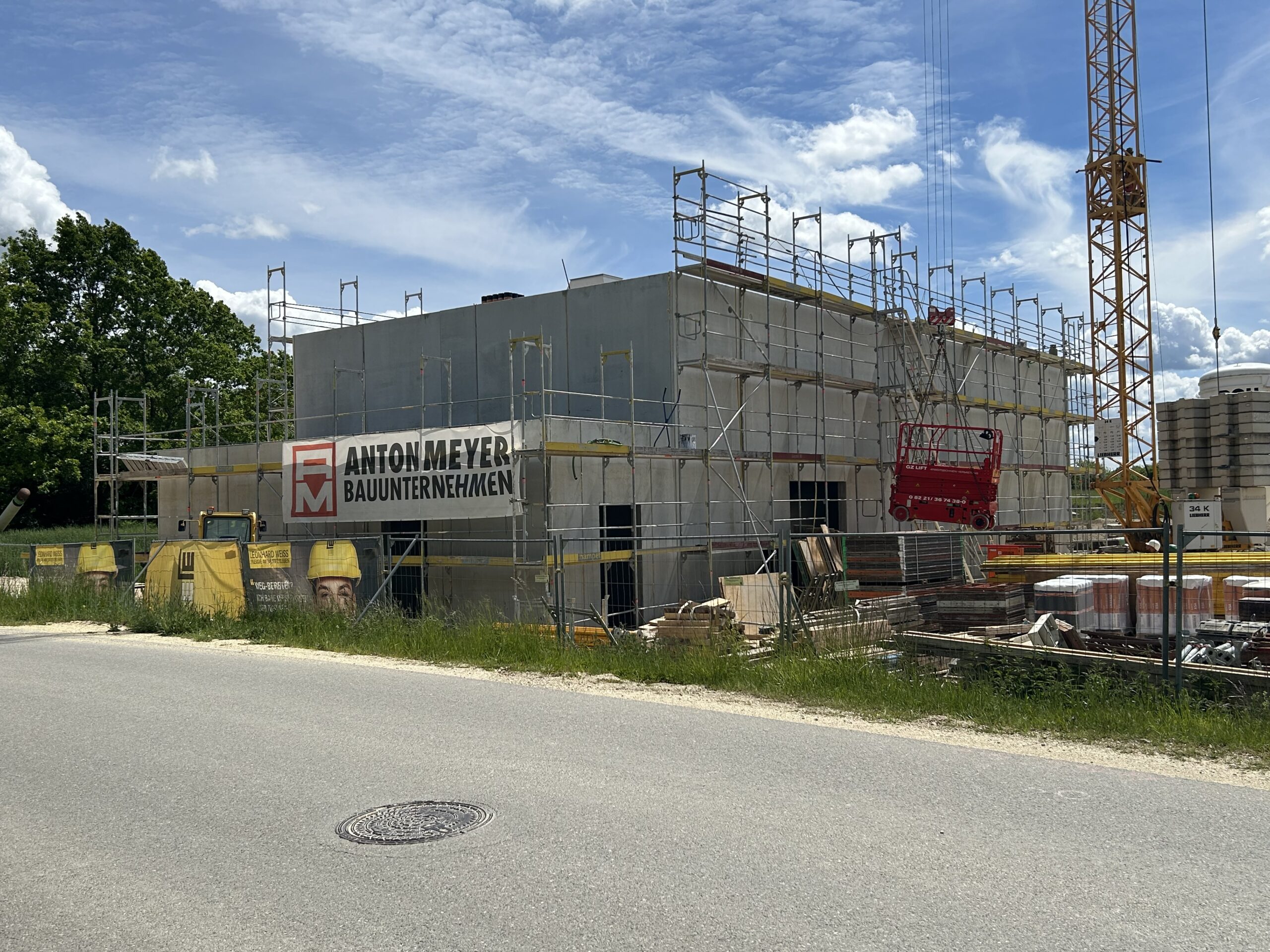 Abschluss Arbeiten an Gebäude mit RSS Säulen, Baugrube, Geoponton