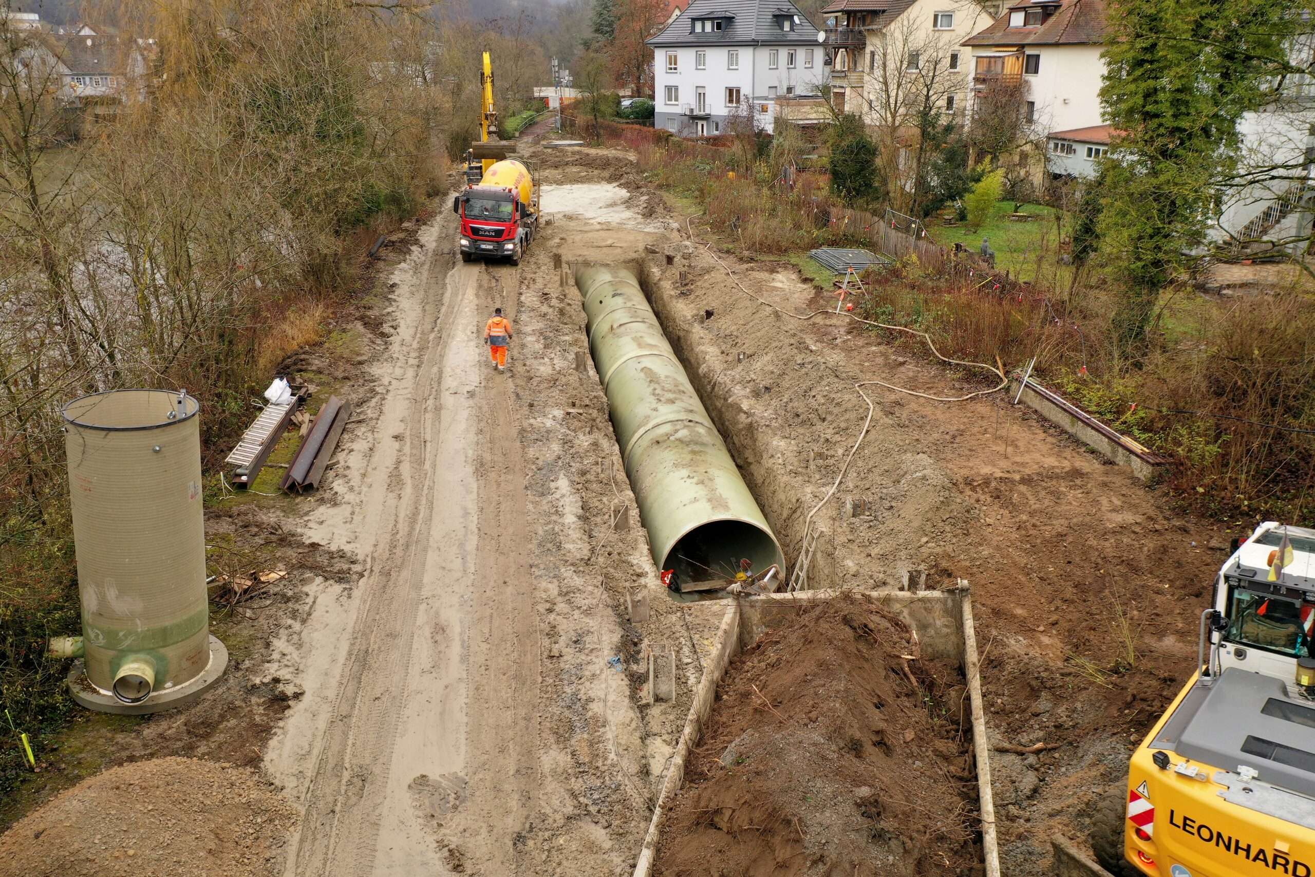 Verlegen der Rohre ohne Wasserhaltung in wasserdichten RSS Geoponton