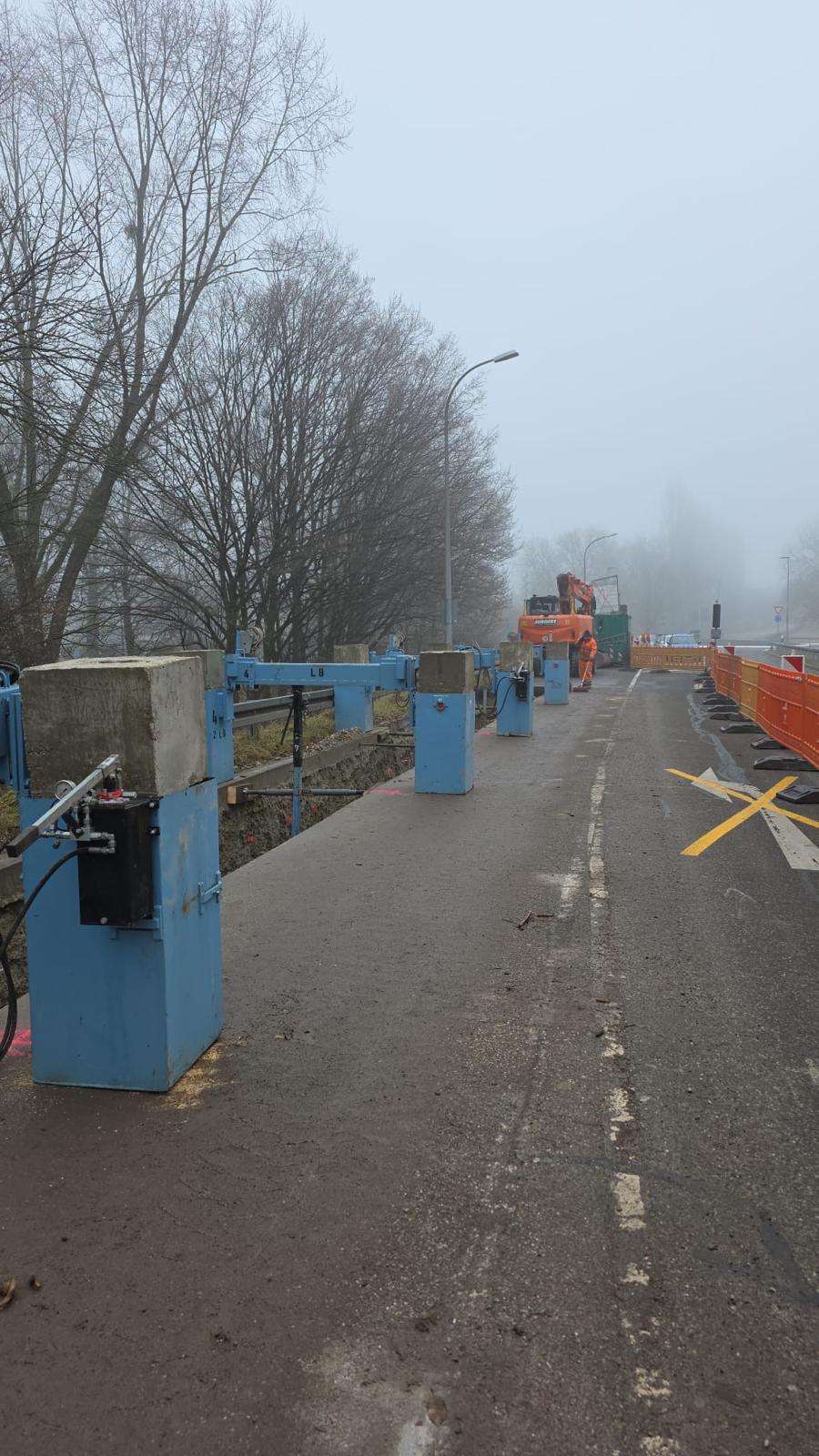 Baustelle Suedring mit Verbau in Hauptverkehrsstrasse und Rohrverlegehilfen